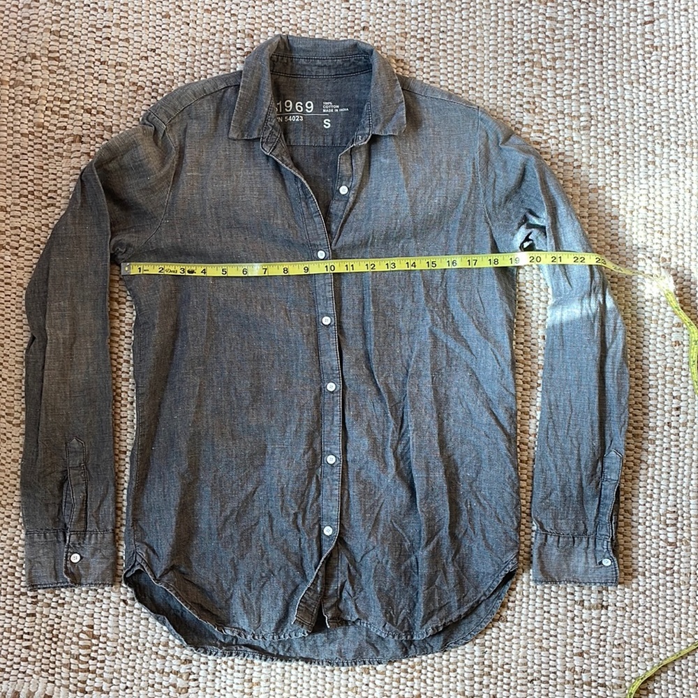 EUC Women’s Gap 100% Cotton Button Down. Size S.